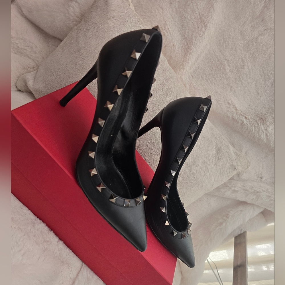 VALENTINO GARAVANI Studded Black Heels. Size 37,5